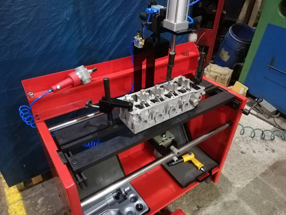 CWS1000 Cylinder Head Work Station