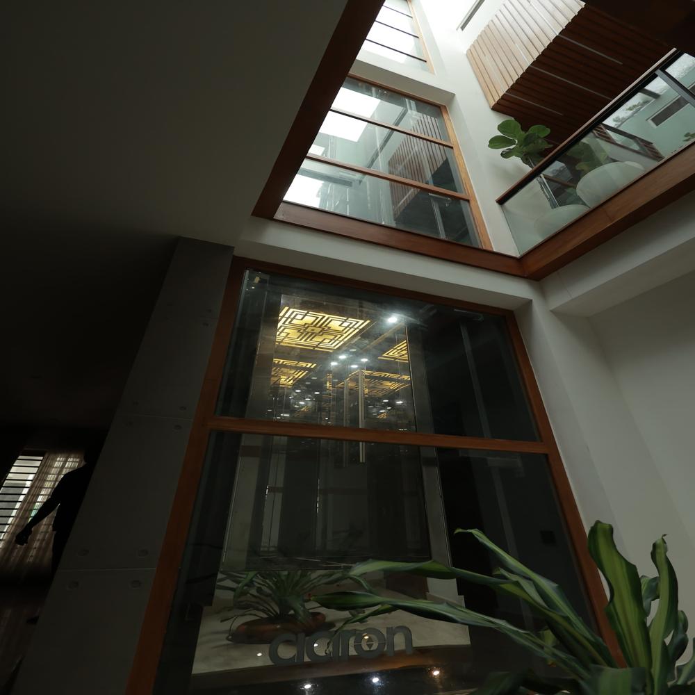 Glass Elevators - Capacity: 408 Kg