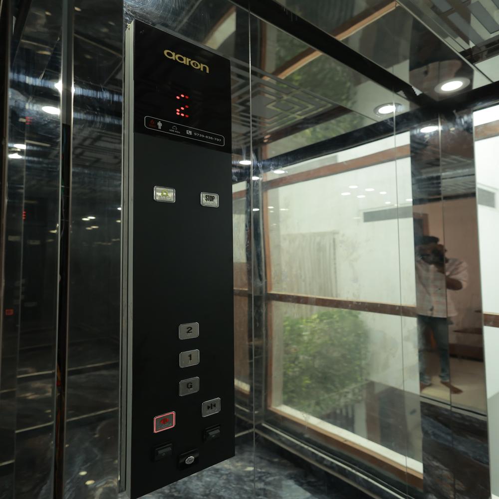 Glass Elevators - Capacity: 408 Kg