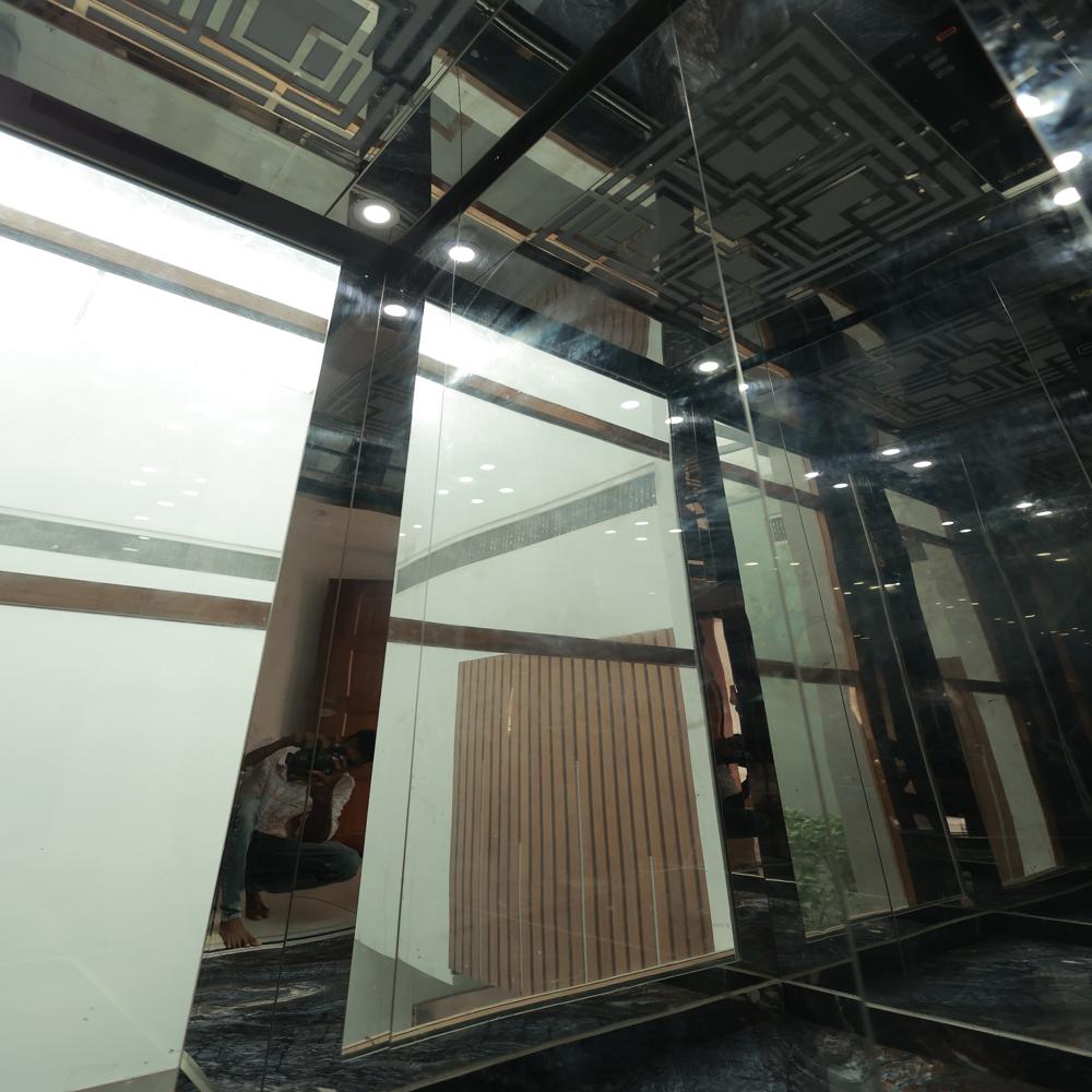 Glass Elevators - Capacity: 408 Kg
