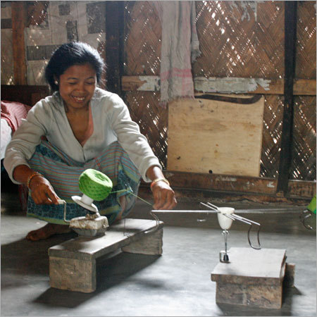 सूत का काम करता एक कर्मचारी