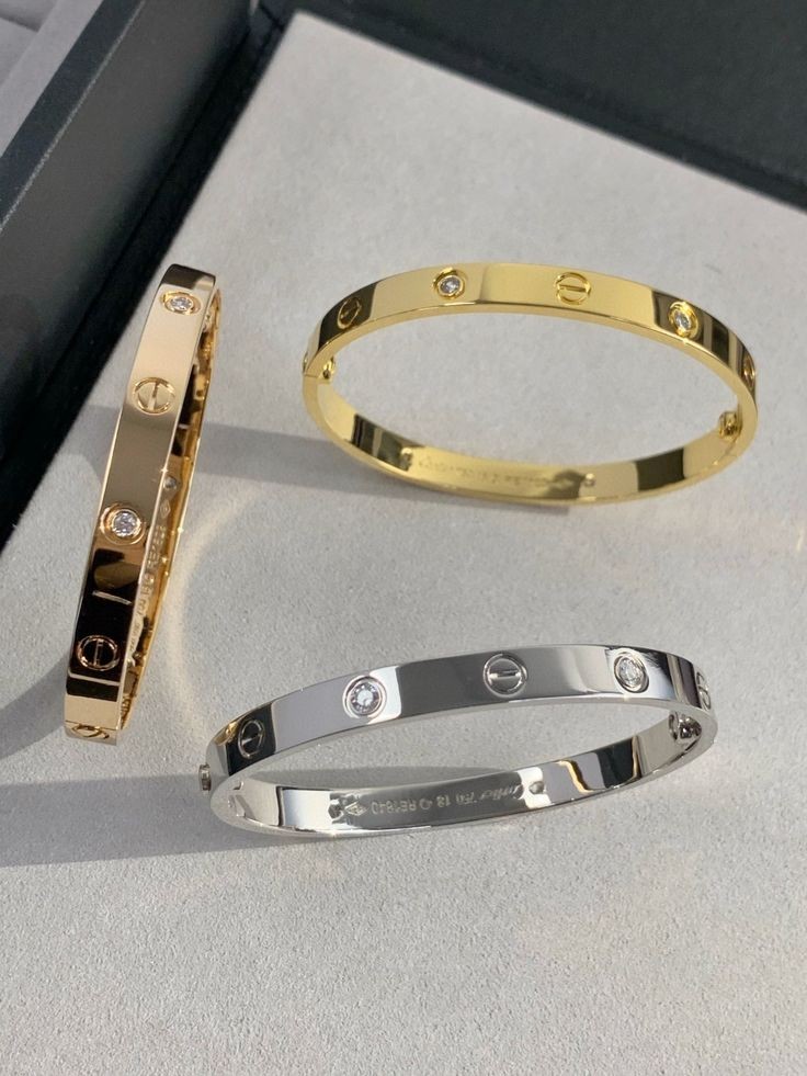 BRACELET .