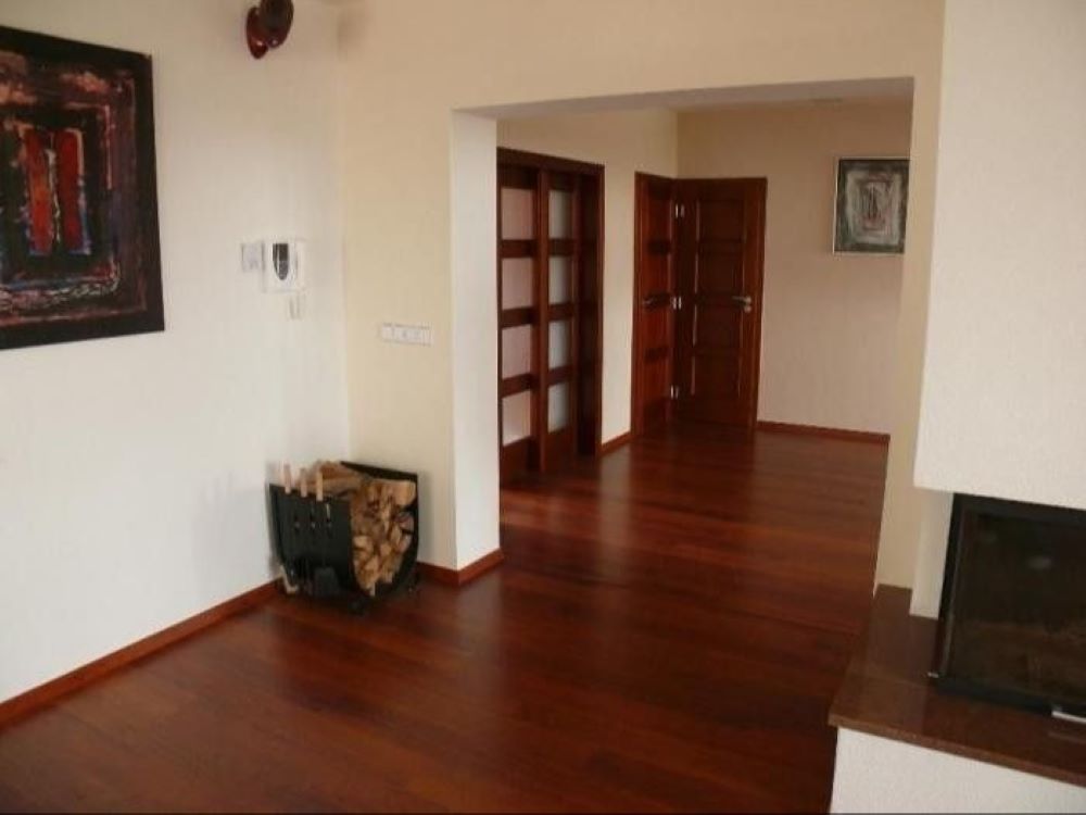 Laminate Wooden Flooring - 8mm Thickness Brown Anti-slip Design | Scratch & Stain Resistant Easy To Install & Maintain Natural Wood Finish