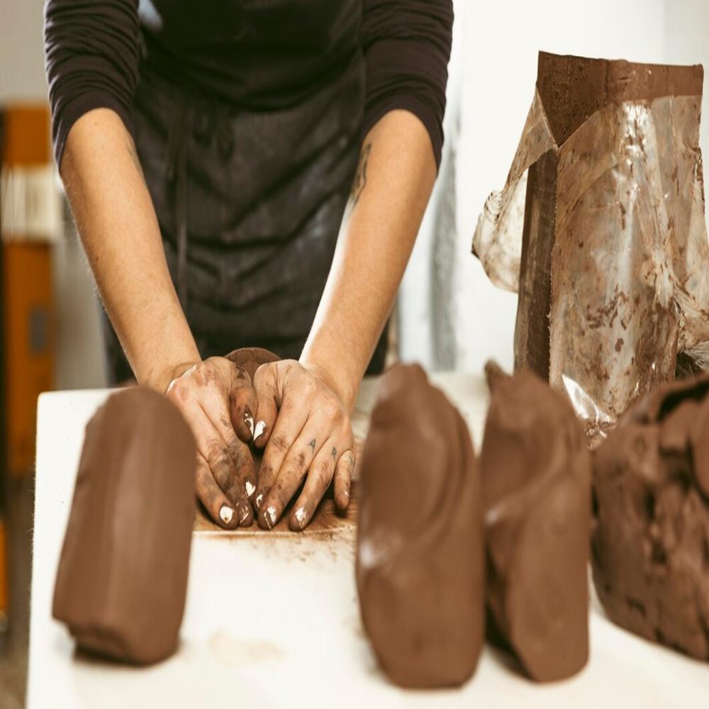 Chocolate Clay - Alumino-silicate Natural Clay, Chocolate Brown, Bulk Density 1.6-1.8 G/cm3, High Strength, Dimensional Stability, Powder/lump Form
