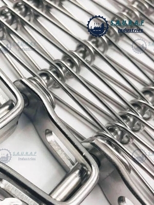 Metallic wire conveyor belt