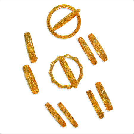 स्टाइलिश गोल्ड बैंगल्स