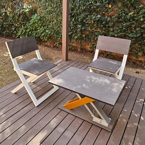 बाहरी कॉफी टेबल का सेट, जिसमें दो टेबल हैं