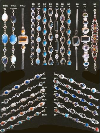 पत्थर जड़े हुए चांदी के कंगन