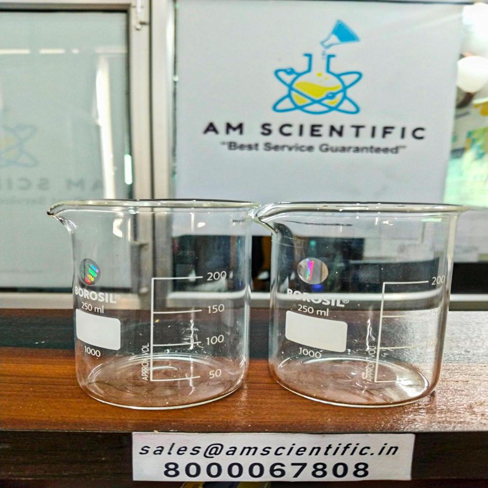Low Form Beaker With Spout - Color: Transparent