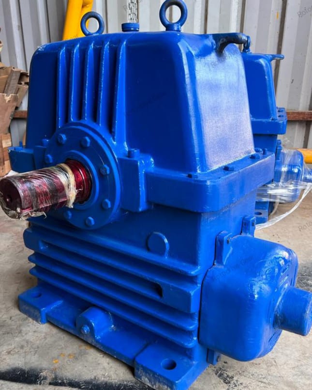 U Series Worm Gear Box - Stainless Steel, Standard Size, Blue | Industrial Usage, Hobbing Process, Voltage 220-240 Volt