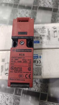 Telemecanique Panel Lock Limit Switch, Xcs-pa792 - Reinforced Polyamide/metal, 40x90x39mm, Red/black | Key-operated, Snap Action 1 No+1 Nc, Iec 60947-5-1, Ip67, 1,000,000+ Cycles