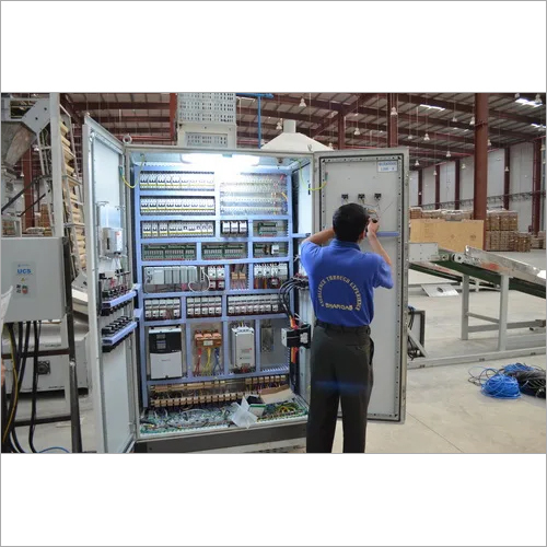 मेन एट वर्क ऑन कंट्रोल पैनल