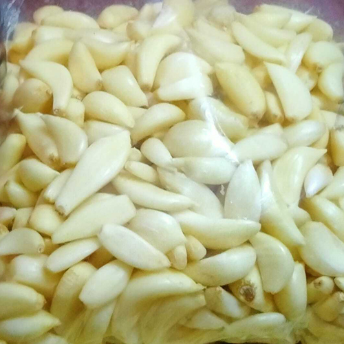 ताजा छिला हुआ लहसुन