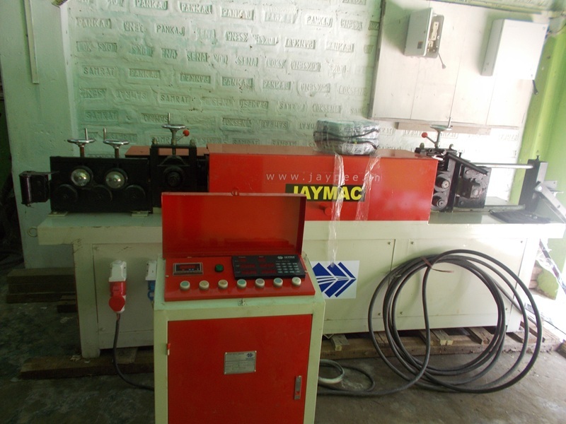 BAR DECOILING AND STRAIGHTENING MACHINE