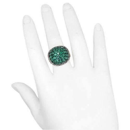 Emerald Diamond Ring - Material: Gemstones