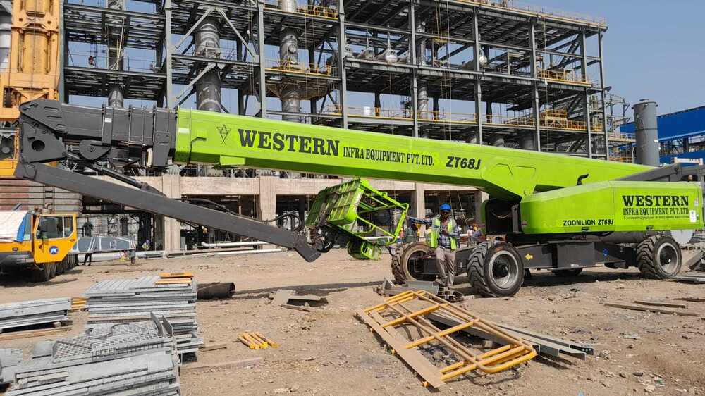 Tyre mounted boom lift