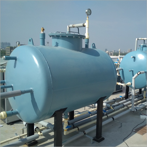 Hot water storage tank