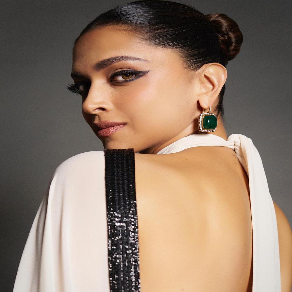 Designer White PArty Wear LAtest Exclusive Saree With Blouse Fancy Border