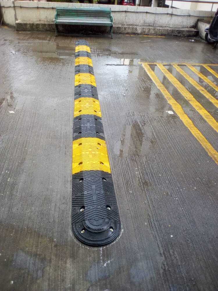 Retarders Speed Bump Speed Breaker - Durable Plastic, 500x350x50mm, Black & Yellow | Manual Operation, Custom Sizes, Industrial Use, 18kg
