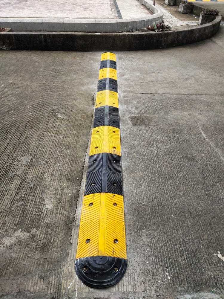 Retarders Speed Bump Speed Breaker - Durable Plastic, 500x350x50mm, Black & Yellow | Manual Operation, Custom Sizes, Industrial Use, 18kg