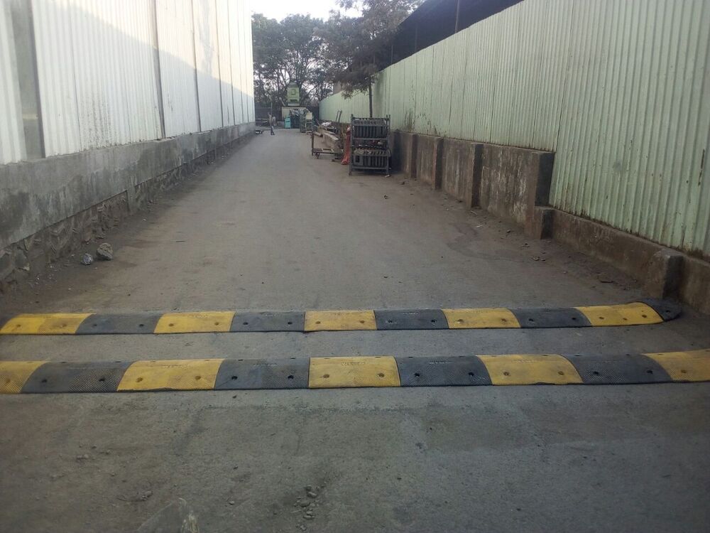 Retarders Speed Bump Speed Breaker - Durable Plastic, 500x350x50mm, Black & Yellow | Manual Operation, Custom Sizes, Industrial Use, 18kg