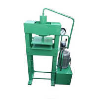 Hydraulic Slipper Making Machine - Capacity: 25 Pcs/min Pcs/min