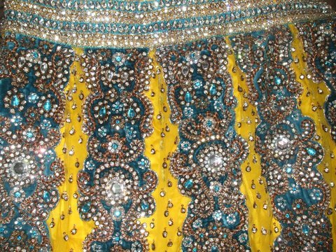 हैंड एम्ब्रॉयडरी डिज़ाइनर साड़ी