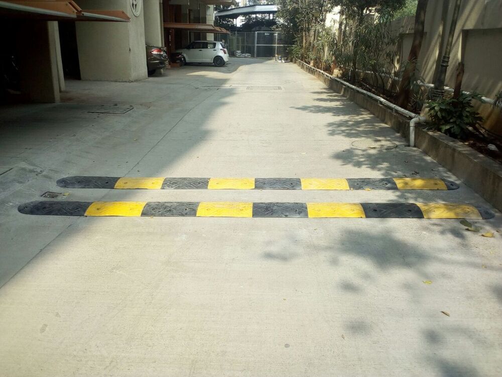 Road Bump - Color: Black & Yellow