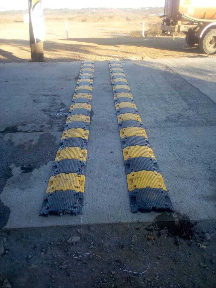 Load Bearing Capacity Speed Breaker - Plastic Material, 250 X 350 X 50 Mm Size, Black & Yellow Color | Lightweight, High Load-bearing Capability, Manual Function