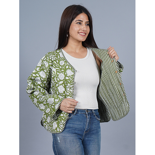 हाथ से बने कपास के पैडेड जैकेट जिसमें धारीदार आंतरिक कपड़ा और जेबें हैं