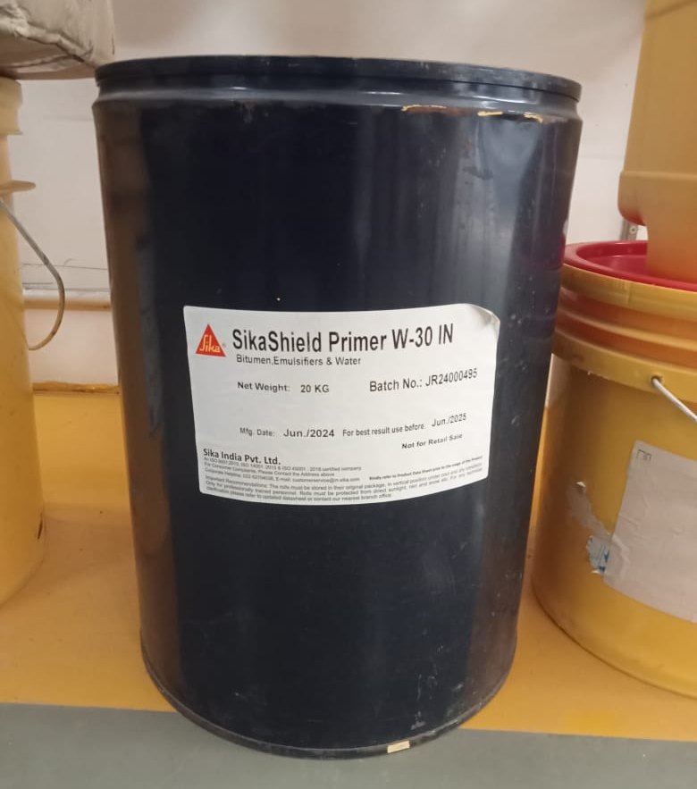 SikaShield Primer W-30 के लिए आधार तैयार करता है।