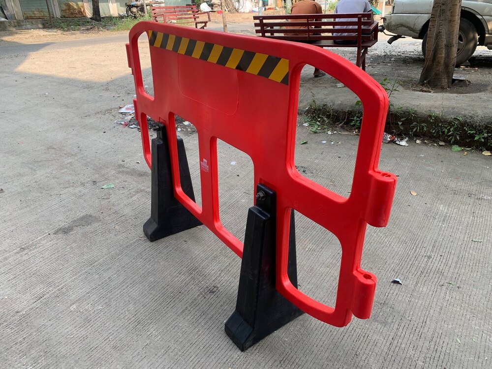 Vertex Red Barricade Fence - High-quality Plastic, 4 X 3 Feet Size , Manual Functionality For Industrial Safety