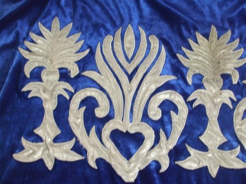 चमकदार डायमंट्स हाथ से कढ़ाई