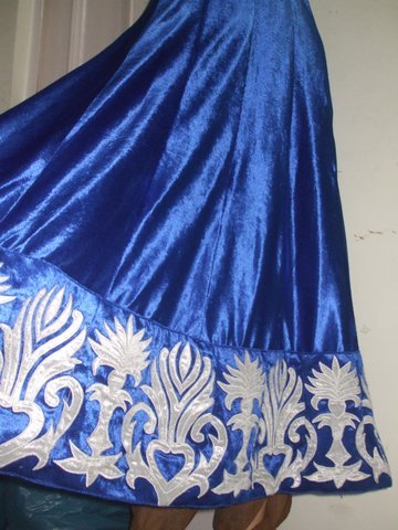 रेशम हाथ से कढ़ाई किया गया