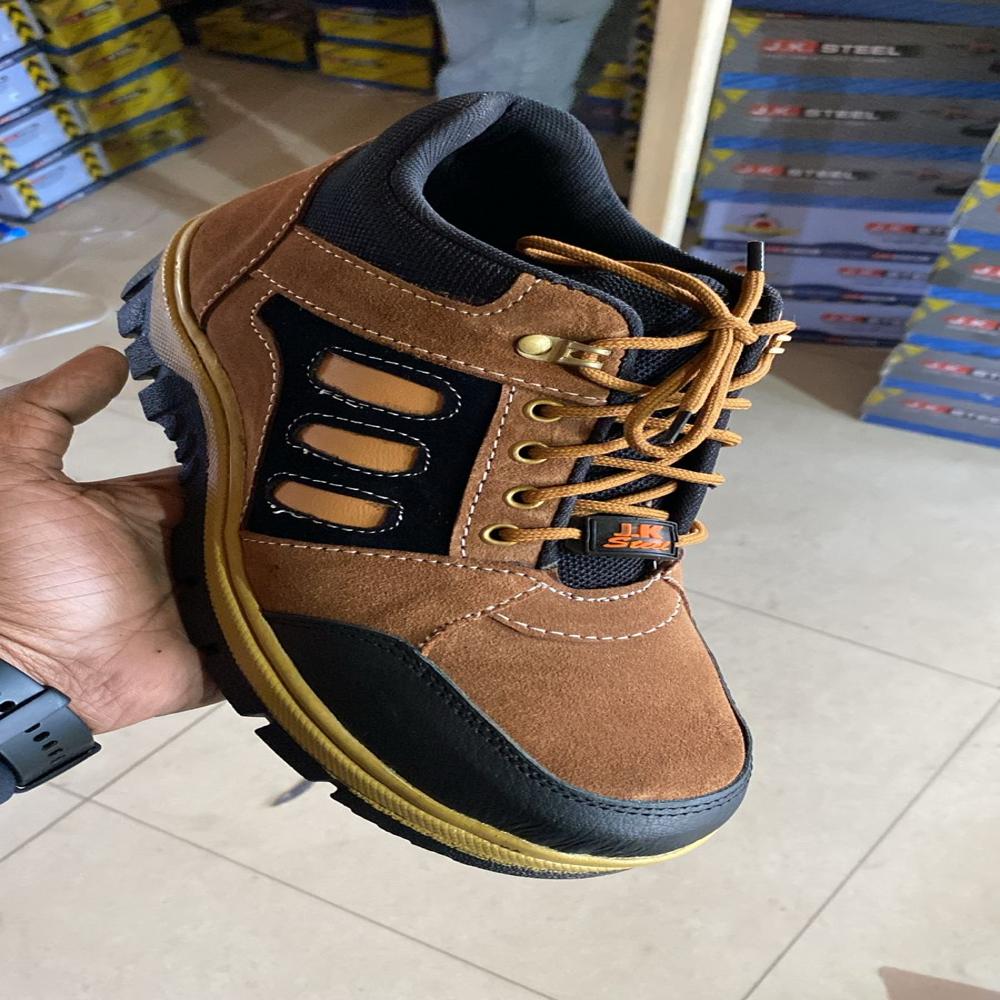 Sporty safety shoe olive