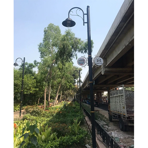 Antique Street Light Pole - Color: Black