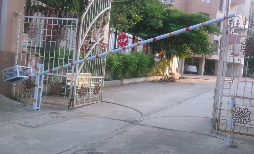 Vertex Manual Boom Barrier - Mild Steel, 10x3 Feet , White Color, Light 5kg, Easily Movable For Industrial Access Control