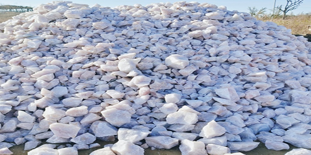 Glassy Quartz - Solid Shape, Specific Gravity 2.6 to 2.7, White Color | High Strength, Neutral Refractory, Chemical Resistance
