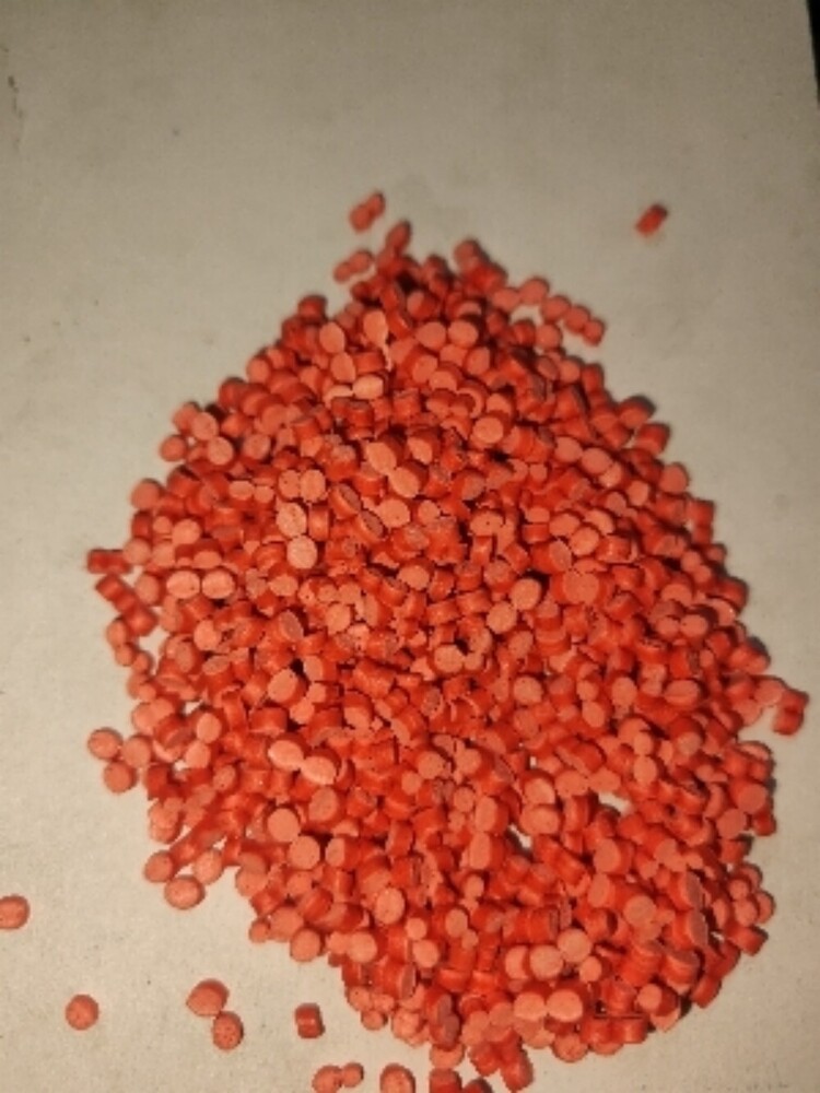 लाल पीवीसी ग्रैन्यूल्स