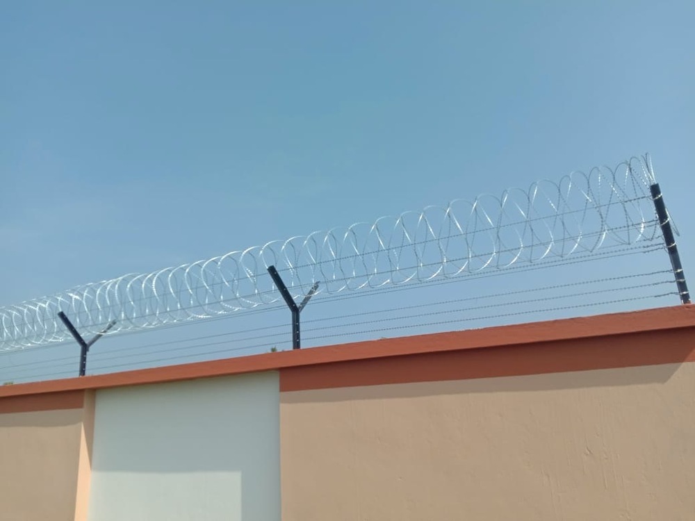 Galvanized Iron Concertina Wire - Color: Silver