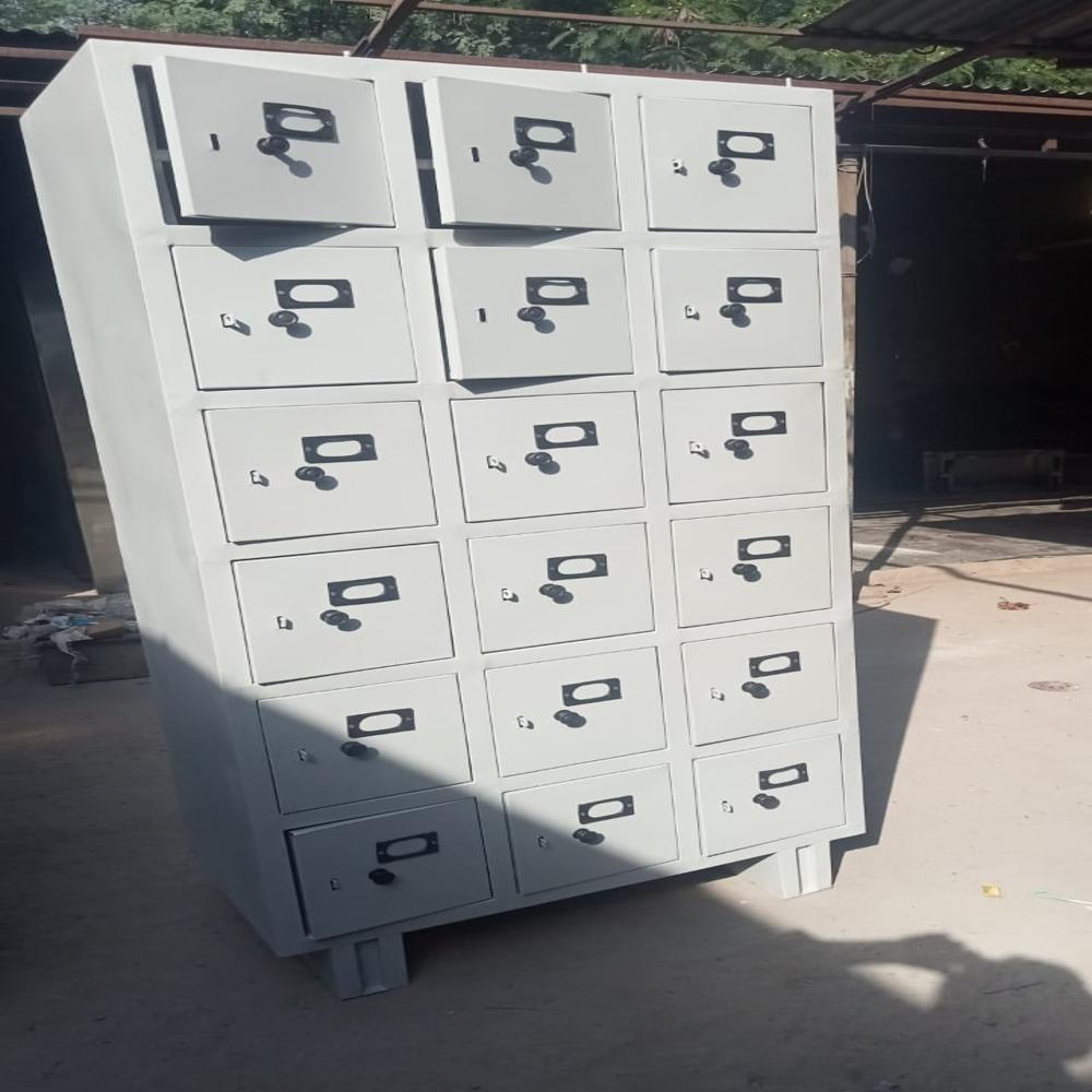15 दरवाजों वाला स्टाफ लॉकर