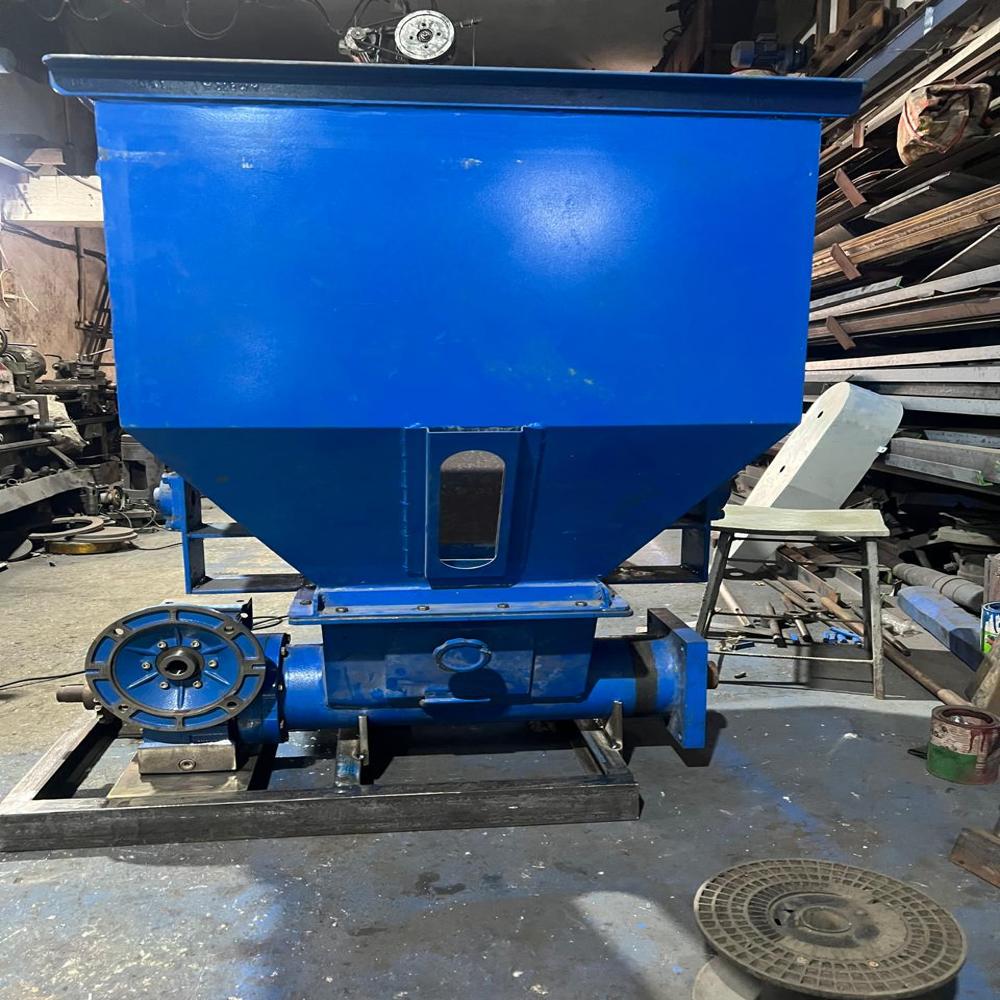 Force feeder