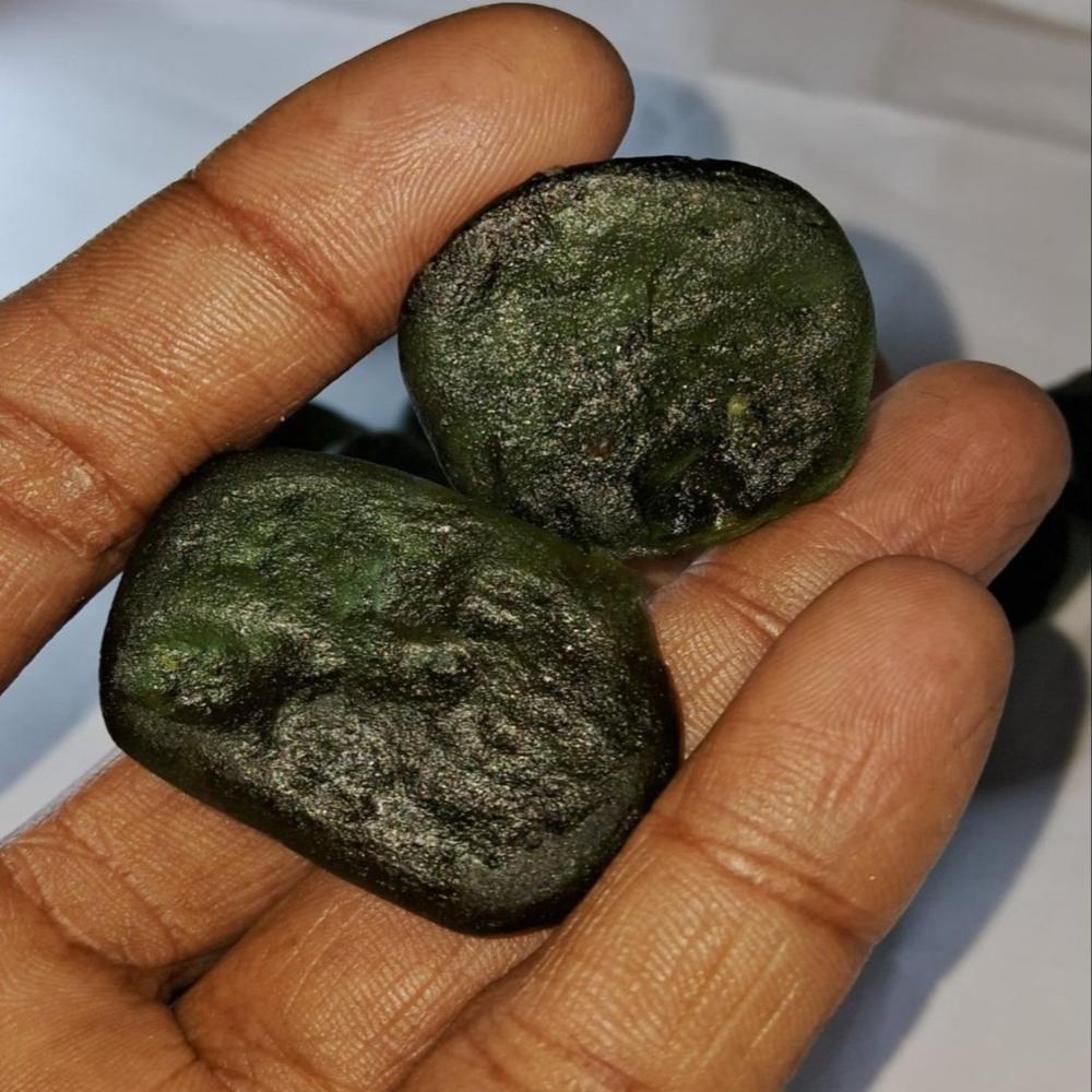 Crystal Tones Moldavite Platinum 9インチ Synthetic Moldavite Stone, Size: 20 Carats at ₹ 300/carat in
