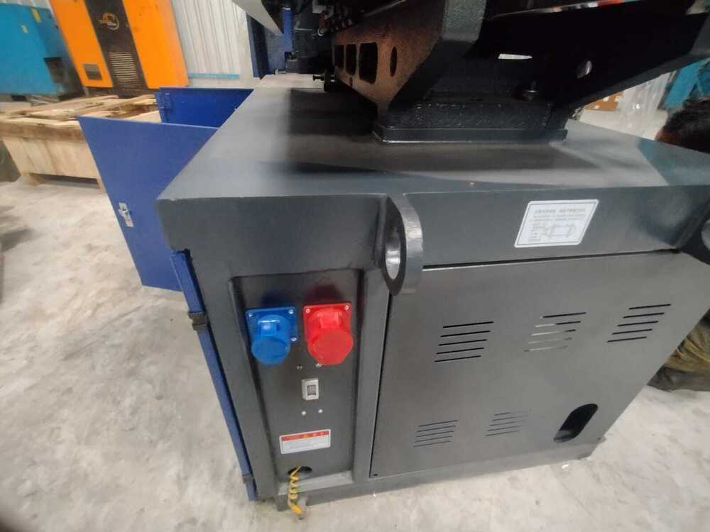 PLASTICK INJECTION MOULDING MACHINE