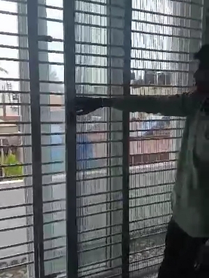 प्लीटेड मेष के साथ स्लाइडिंग दरवाजा