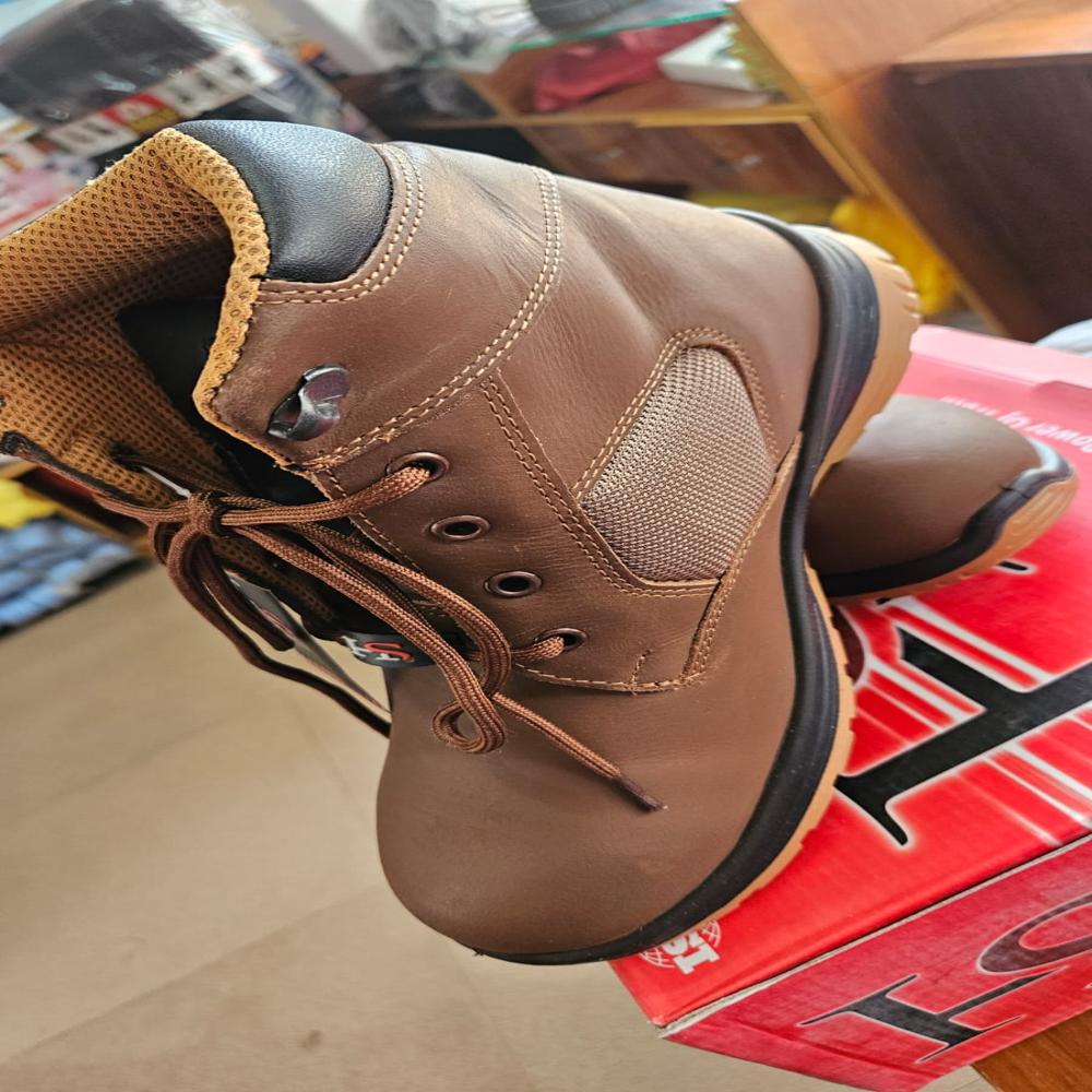 High Quality Craxy Brown Leather Safety Shoe - Gender: Male