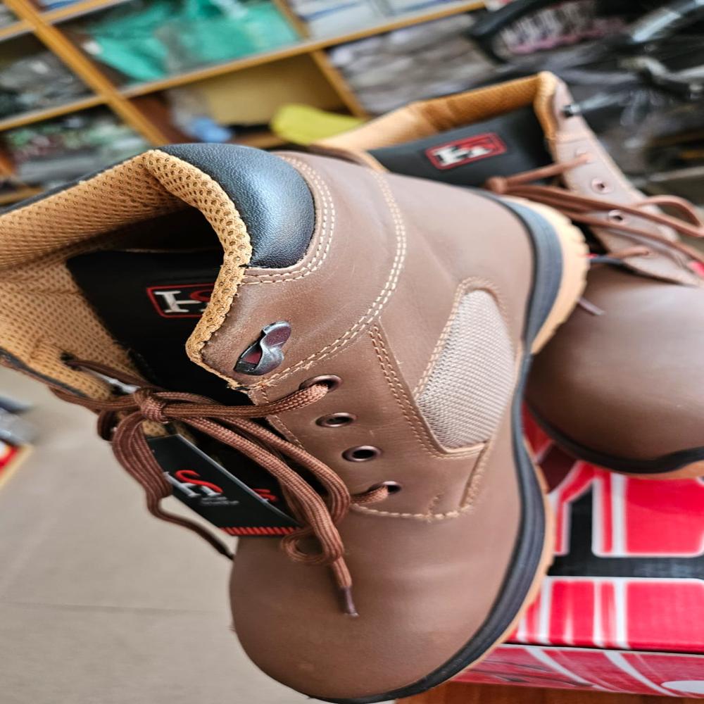 High Quality Craxy Brown Leather Safety Shoe - Gender: Male