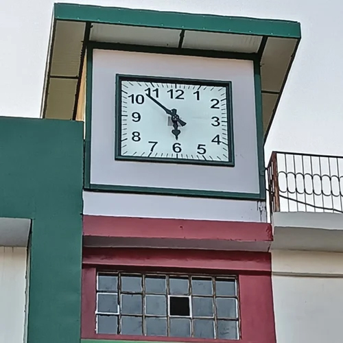बाहर का टॉवर घड़ी