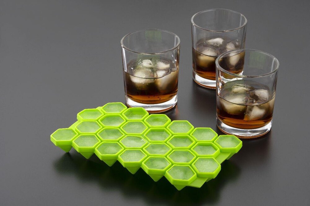 Diamond Ice Tray - Silicone, 20x12x3 Cm | Round Shape, Smooth Surface Finish, Vibrant Green Color For Elegant Ice Cube Creation