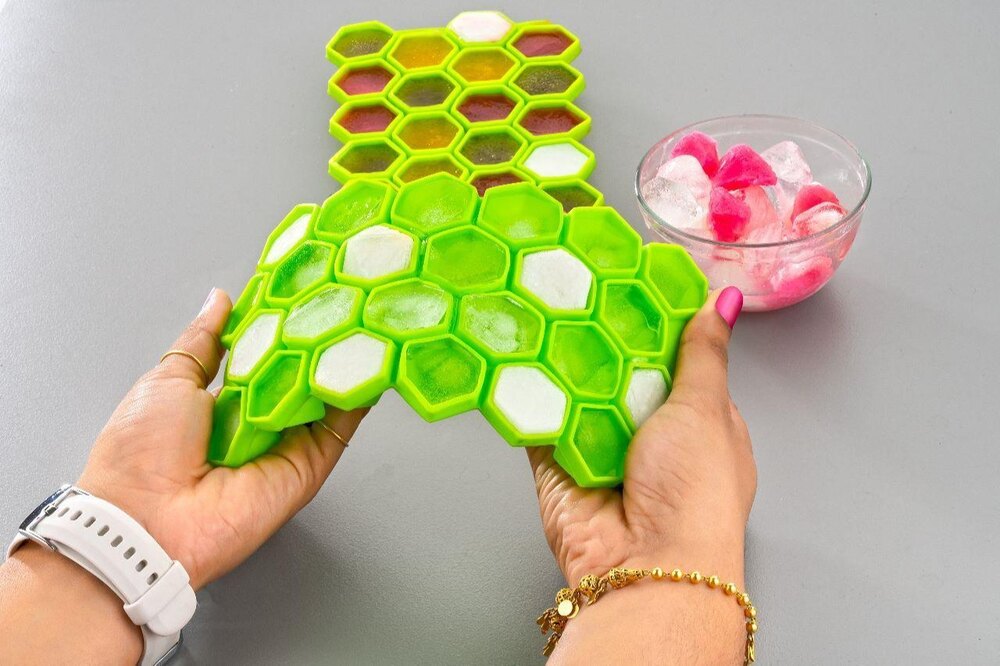 Diamond Ice Tray - Silicone, 20x12x3 Cm | Round Shape, Smooth Surface Finish, Vibrant Green Color For Elegant Ice Cube Creation